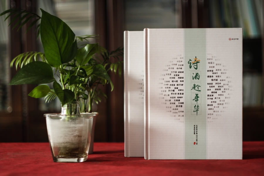一本高中畢業(yè)紀(jì)念冊(cè)制作 是同學(xué)彼此的青春紀(jì)念冊(cè)